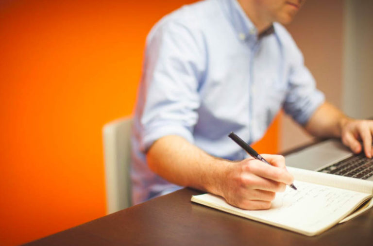 Mitarbeiter arbeitet am Tisch