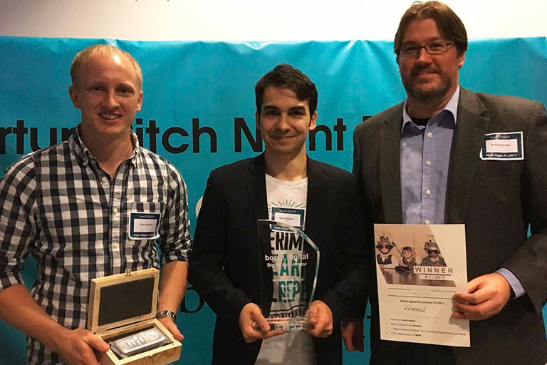 leanact Gründer zeigen Trophäen nach Sieg beim Pitch Event