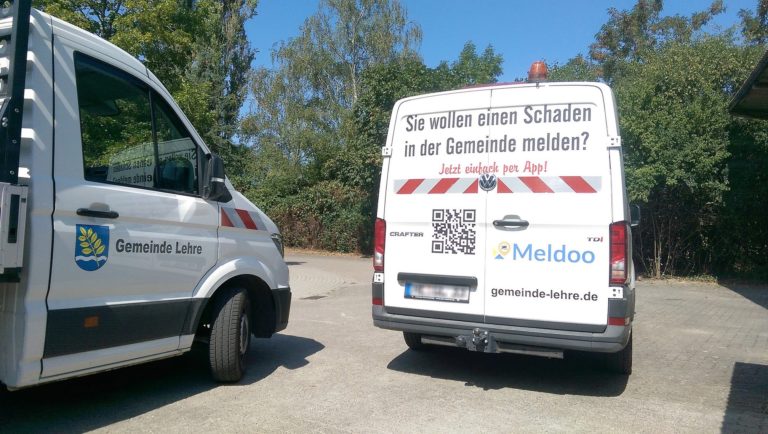 Fahrzeuge der Gemeinde Lehre mit Meldoo Aufschrift