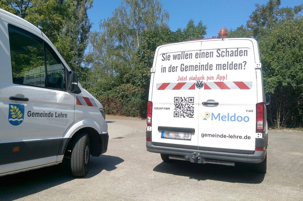 Fahrzeuge der Gemeinde Lehre mit Meldoo Aufschrift