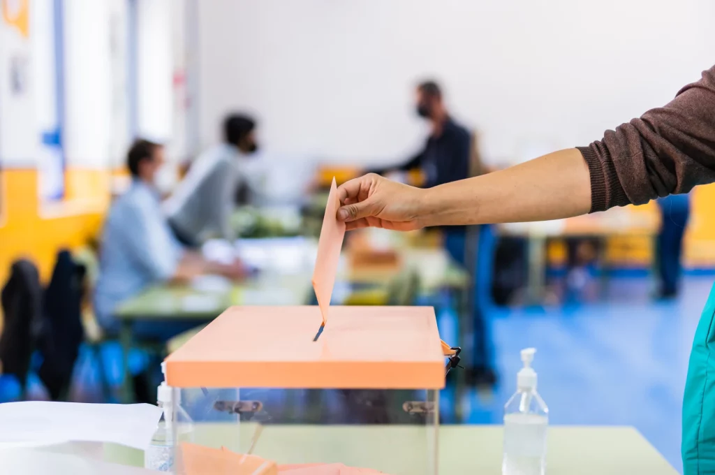 Bürger wirft Brief in Wahlurne